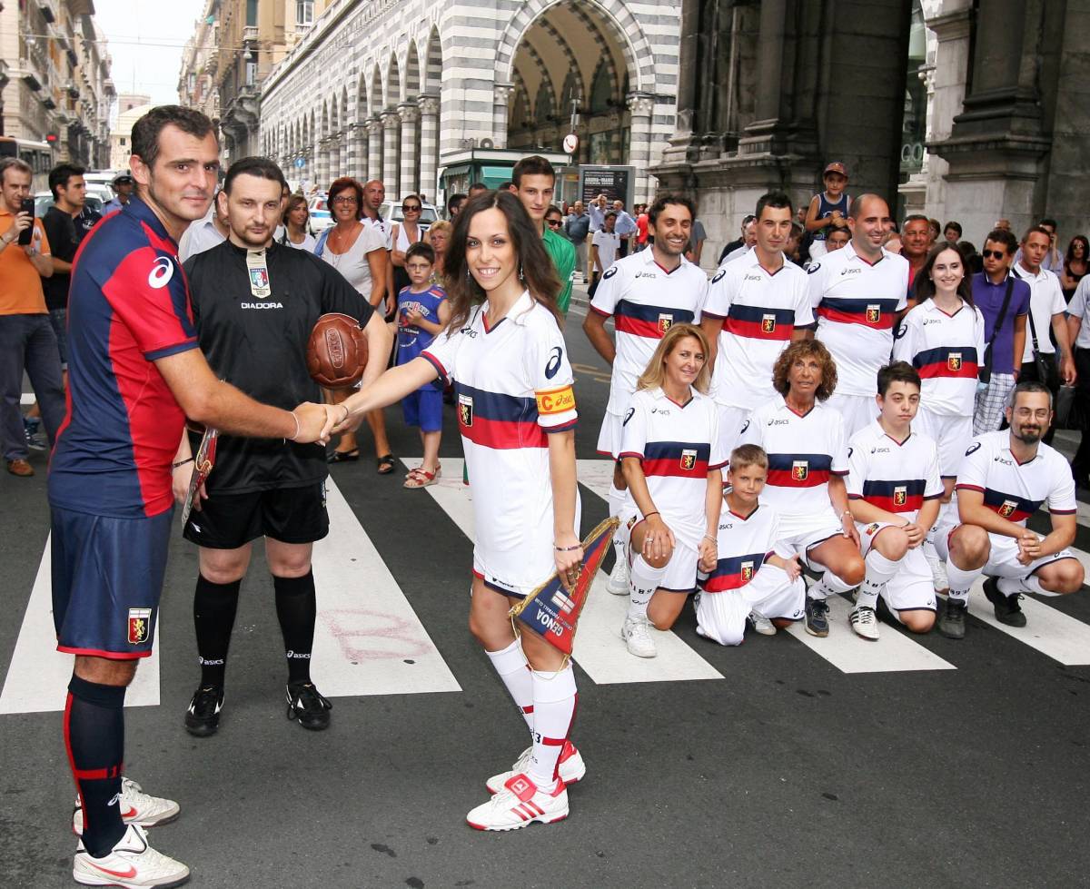 Le nuove maglie del Genoa fanno gol nel cuore della città