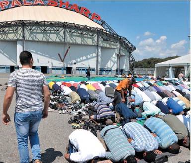 "Moschea"? Nel parcheggio del Palasharp