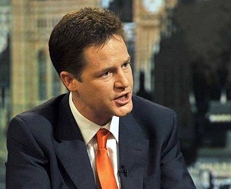 Clegg si distanzia da Cameron: gli avevo detto di non assumere Coulson