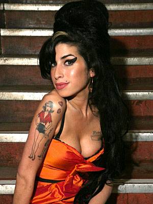 Morta a 27 anni, addio a Amy Winehouse 
I tabloid: cocktail fatale di farmaci e droga