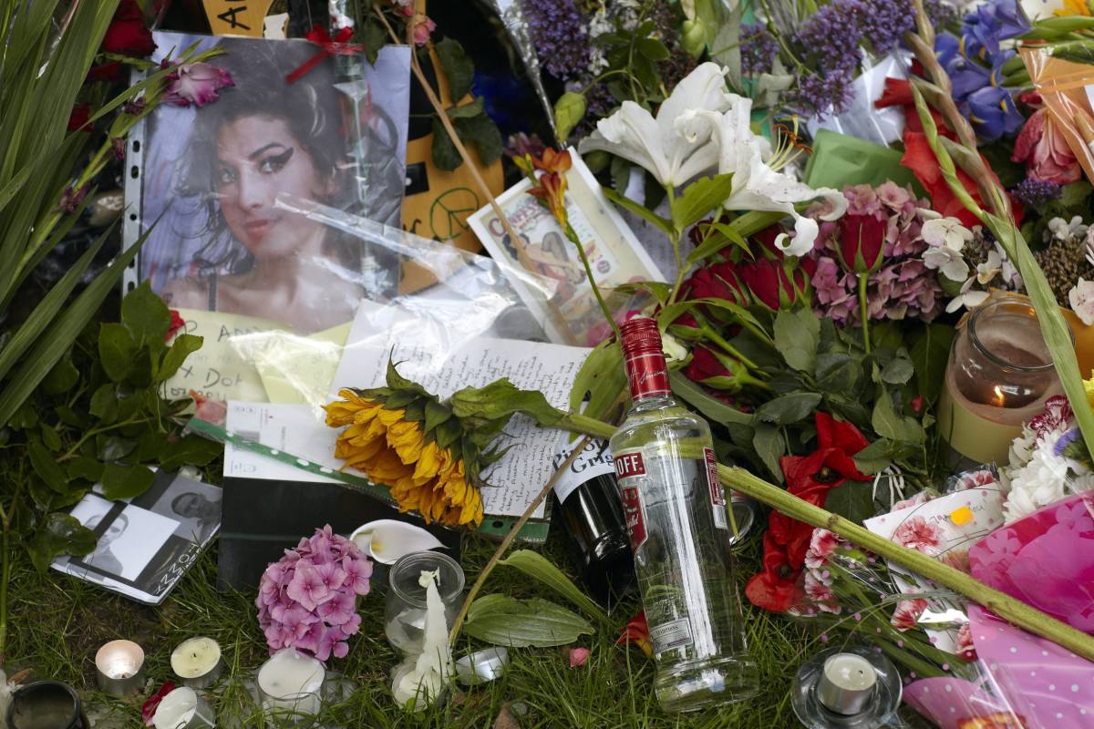 L'ultima notte senza limiti di Amy Winehouse					 
I tabloid: "Un mix di ecstasy e molto alcol"