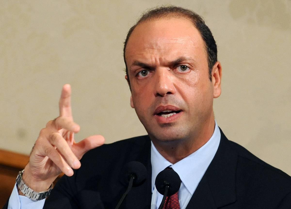 Pdl, Alfano cerca il dialogo con Casini e finiani 
E Bocchino gli sbatte subito la porta in faccia