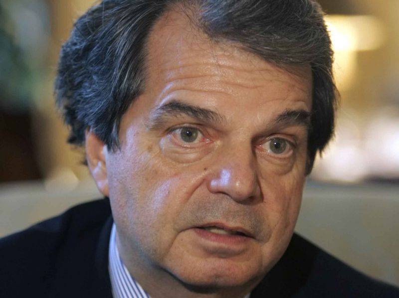 Un altro show di Brunetta 
Il pubblico lo fischia e lui: 
"Cretini, non lavorate"