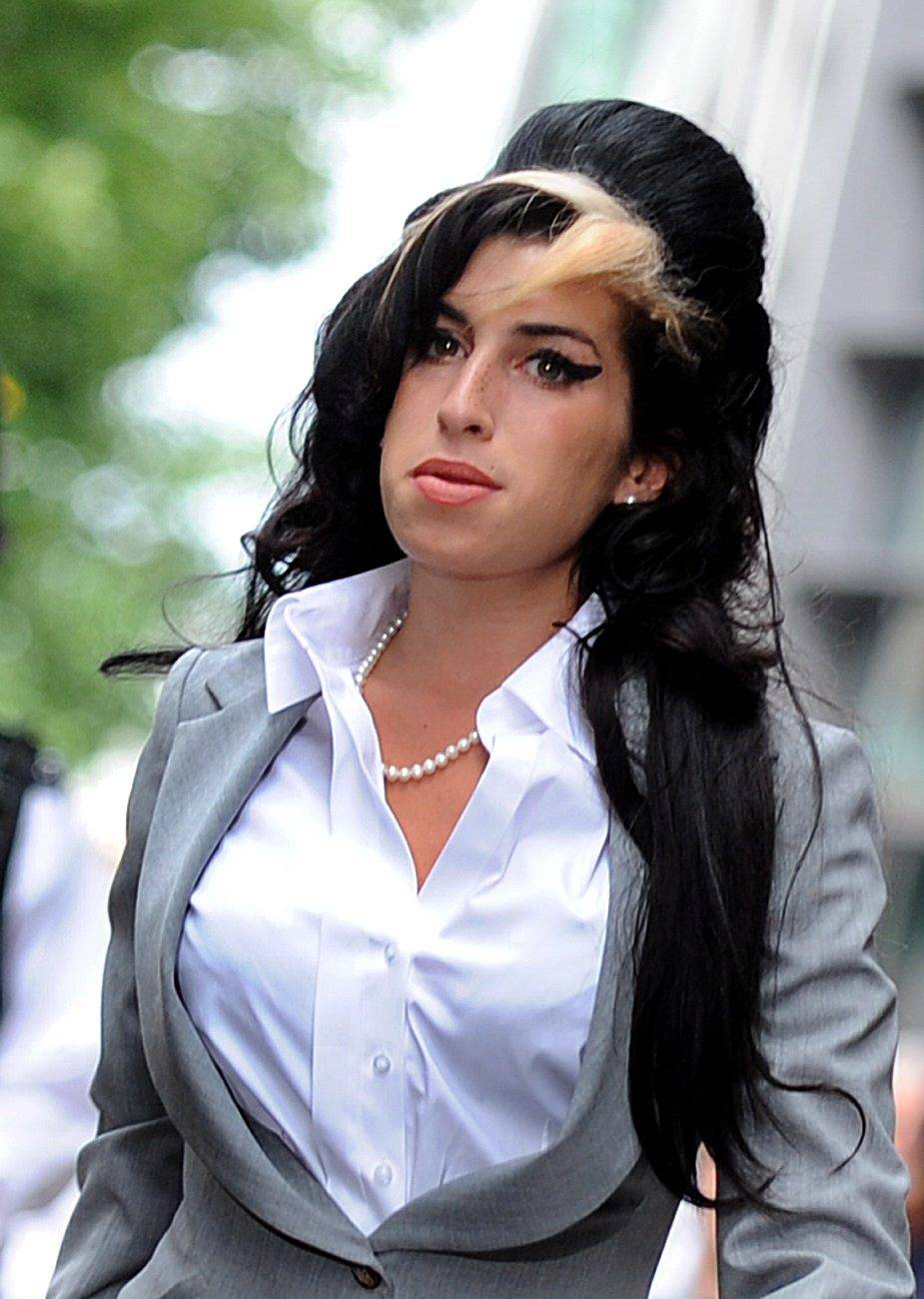 Il padre della Winehouse 
regala i vestiti di Amy 
ai fan sotto la sua casa