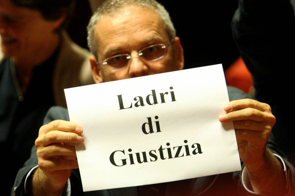 Giustizia, al Senato via libera al processo lungo 
Solita sceneggiata dell'Idv: "Ladri di giustizia" 