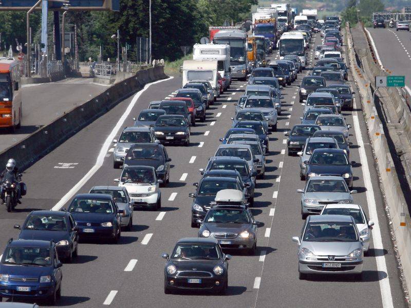 Esodo, milioni di italiani incolonnati sulle strade