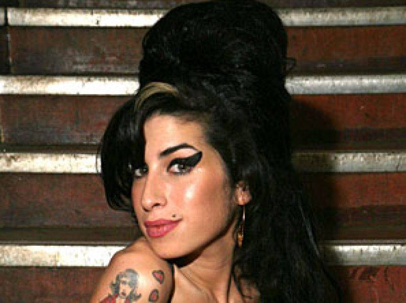 Amy Winehouse, ora spunta uno spacciatore 
"Acquistò quasi 1400 euro di crack ed eroina"
