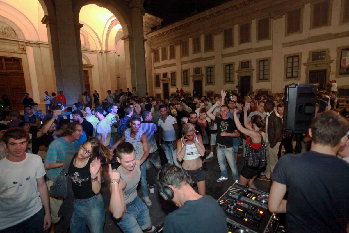 Milano, rave party alla basilica di San Lorenzo 
Ecco l'urlo della movida: "Pisapia è anarchia"