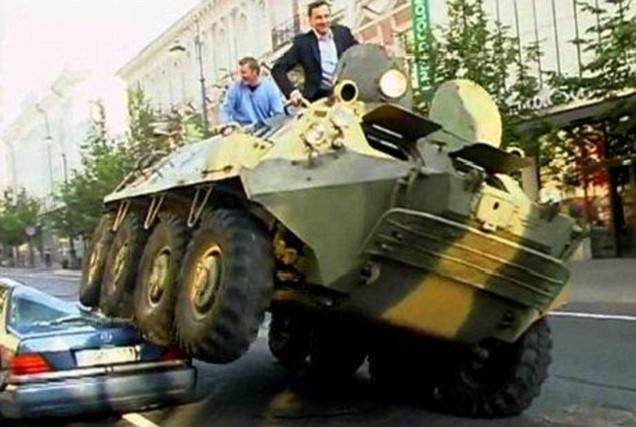 Lituania, sindaco contro il parcheggio selvaggio: 
con un carro armato schiaccia l'auto "colpevole"