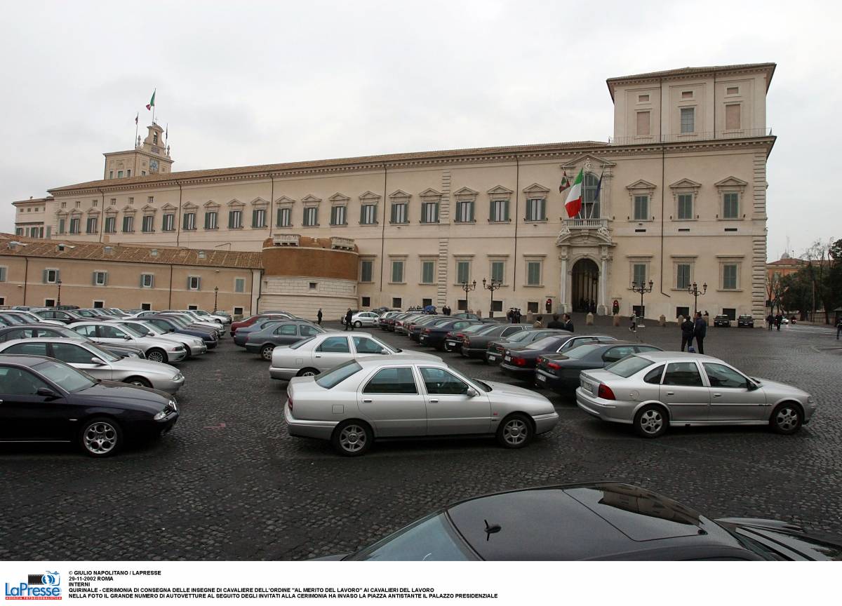 Il piano di Silvio per ridimensionare la casta: 
via libera alla tagliola su stipendi e auto blu