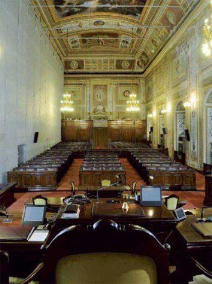 Il deputato Pd inquisito ha il divieto di dimora 
ma riesce a riconquistare il posto in Assemblea