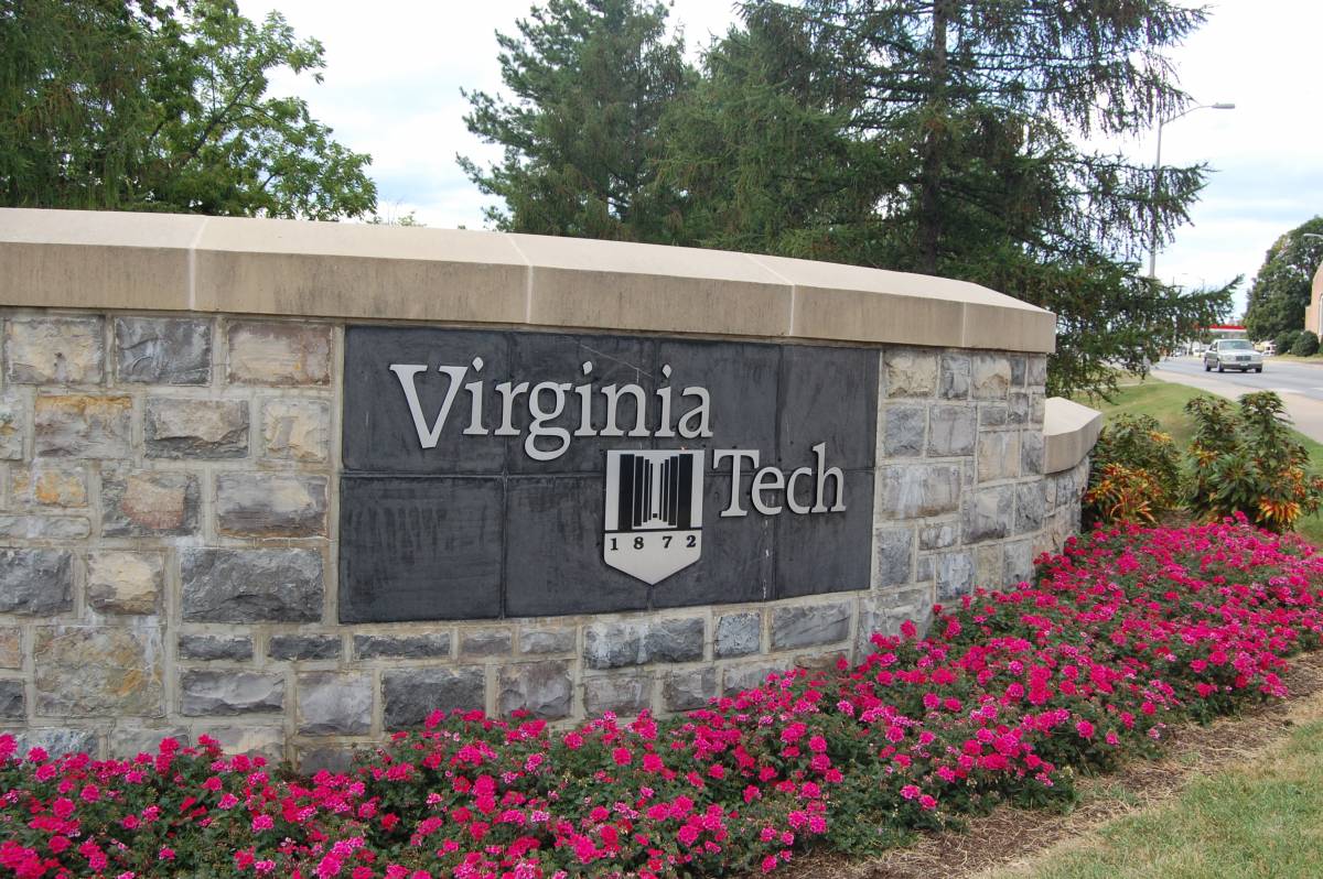 Usa, torna la paura nel campus Virginia Tech: 
uomo armato avvistato sul luogo del massacro