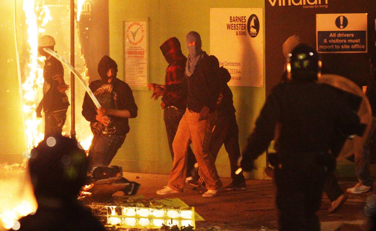 Londra, notte di sangue: scontri, violenze e roghi