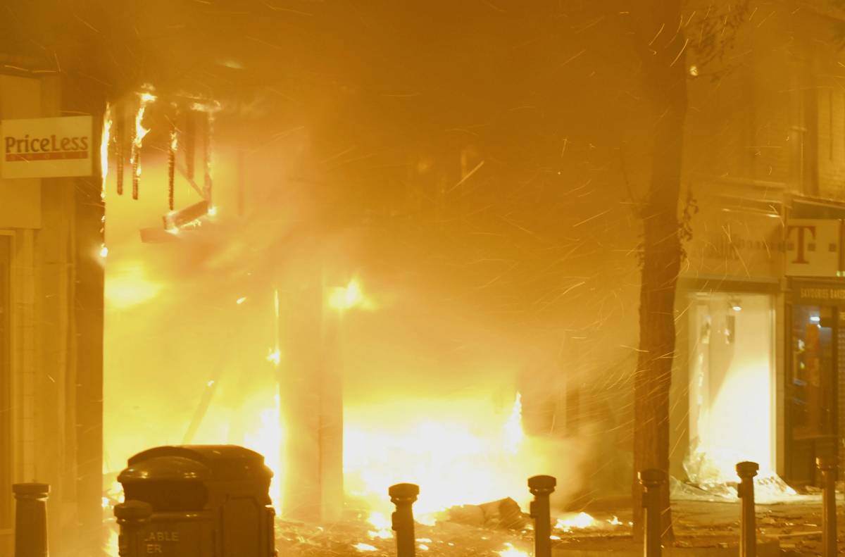 Devastazioni e saccheggi arrivano in centro 
Ma è pilotata la protesta che incendia Londra