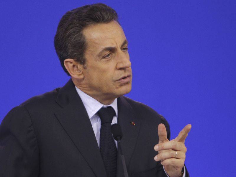 Sarkozy isolato in casa 
cerca gloria all’estero