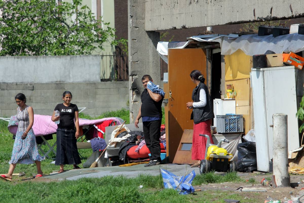 Don Colmegna tra solidarietà e finanziamenti 
"Dà una mano ai rom, ma caccia i romeni..."