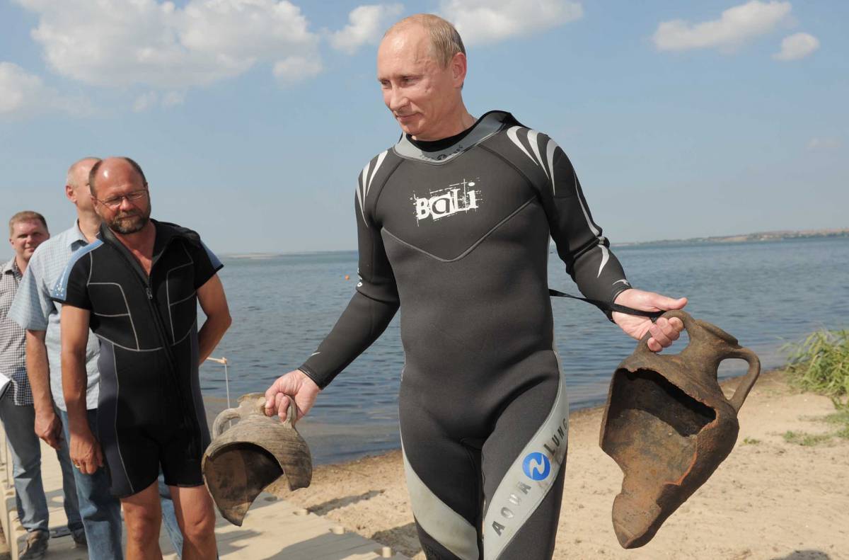 Putin recupera 2 anfore: 
il premier russo si scopre  
novello Indiana Jones