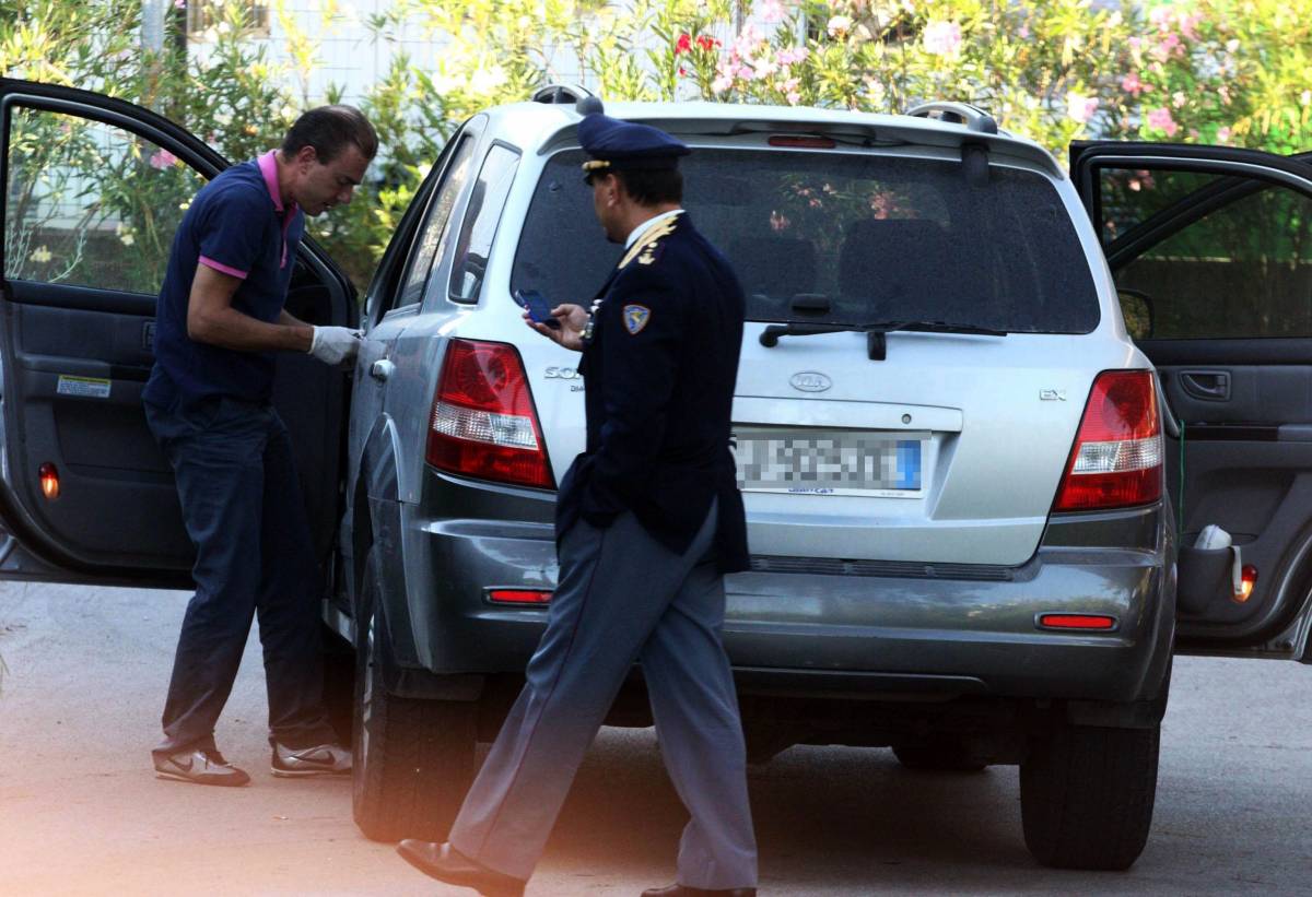 Sequestrano una donna, poi la lasciano sull'A1: 
i rapinatori erano rimasti a secco di benzina