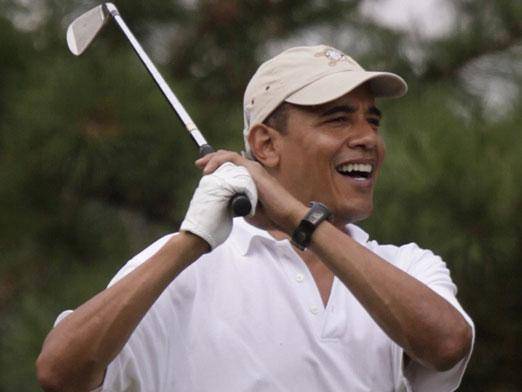 E Obama (nonostante la crisi) va in vacanza 
Dieci giorni sull'isola amata dai radical chic