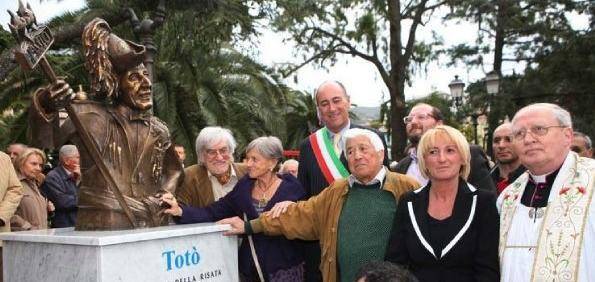 Totò, lo sfratto alla statua si tinge di giallo