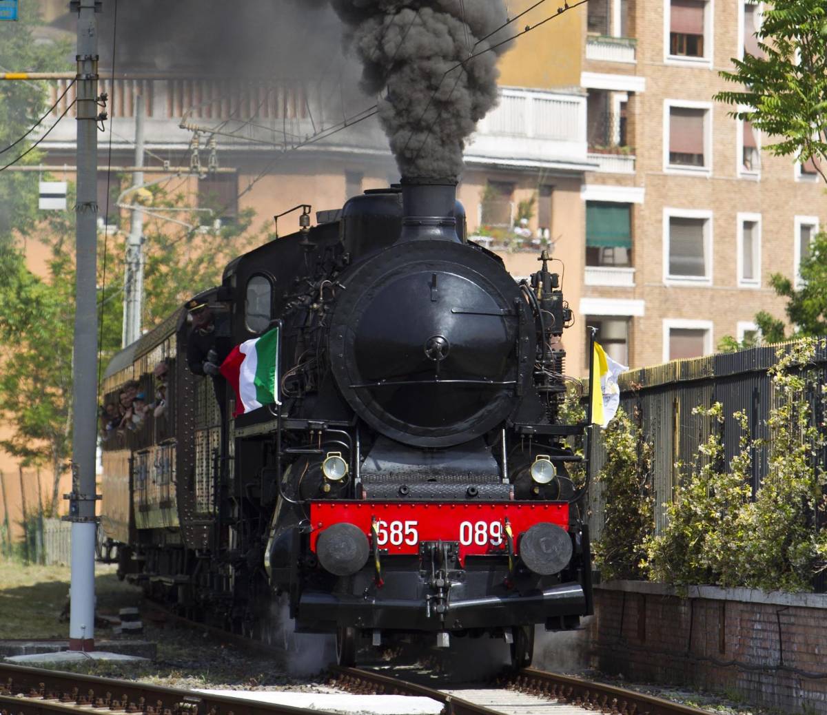 Il treno storico che porta nel Medioevo