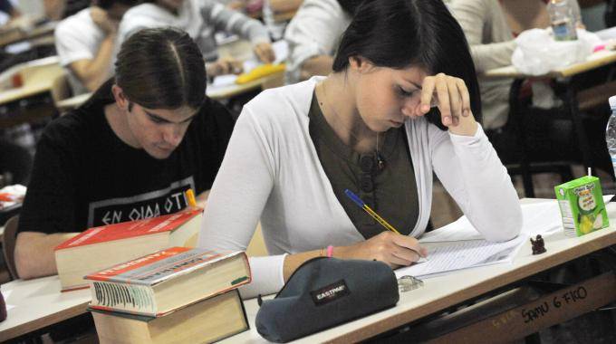 Francia, testo scolastico parla di omosessualità 
E' polemica: i cattolici chiedono il ritiro del testo