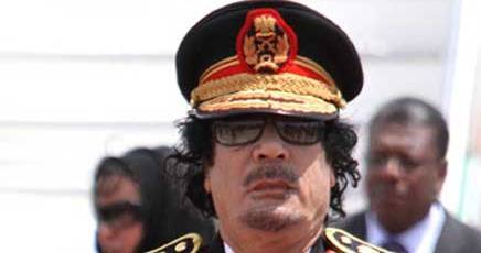 "Gheddafi sta progettando la fuga in Tunisia" 
Nella notte nuovi raid della Nato su Tripoli
