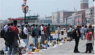 A Venezia ci sono troppi vu' cumprà tra le calli 
La procura apre un'indagine sui vigili "distratti"