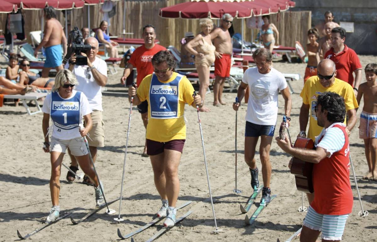 La spiaggia come la neve: Stefania scia in riva al mare