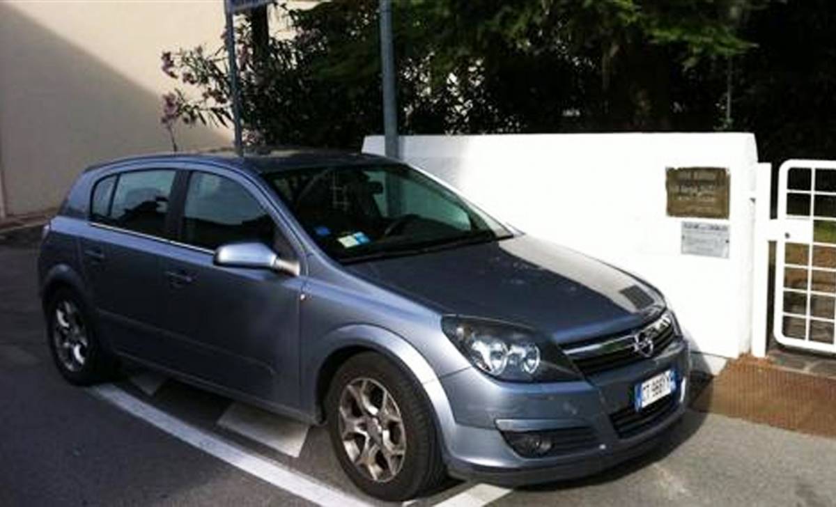 Padova, il sindaco parcheggia in divieto di sosta 
E i cittadini mettono le immagini su Facebook