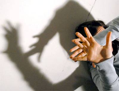 Faceva prostituire la figlia 14enne per debiti. Denunciata la madre