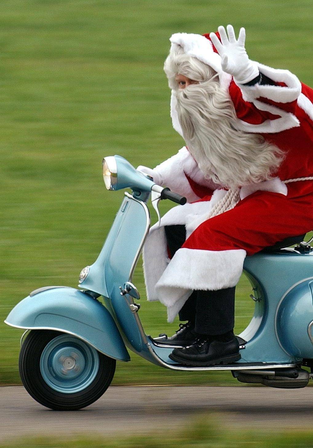Abeti addobbati, Babbo Natale e luminarie: ad Alassio è già dicembre