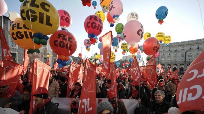 Sotto le bandiere rosse  
una valanga di privilegi: 
la "casta" del sindacato