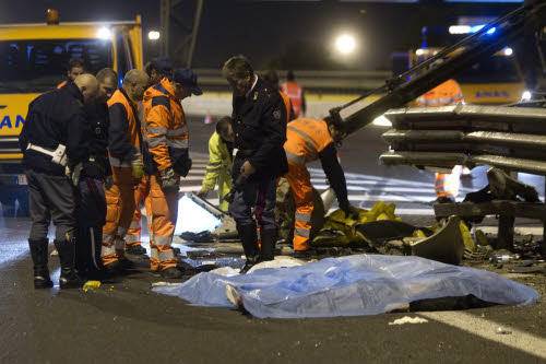 Incidente nel Tarantino 
Pullman contro un'auto: 
tre morti e 15 feriti