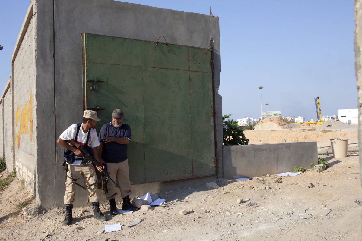 Libia, il Cnt promette elezioni entro 18 mesi 
I ribelli: "Il raìs è qui, è nostro diritto ucciderlo" 