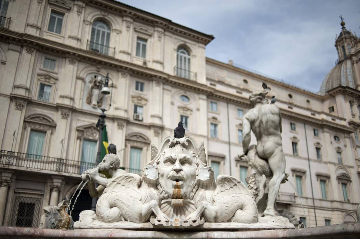 Vandali a Piazza Navona 
Colpa di chi insegna che 
lo sfregio è opera d'arte