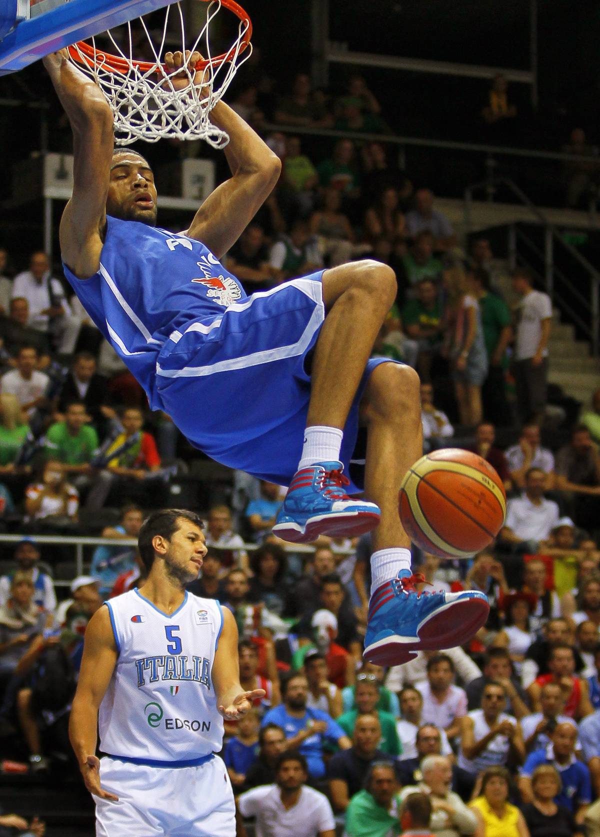 All'Italia del basket 
Non basta nemmeno 
il canto dei tre tenori