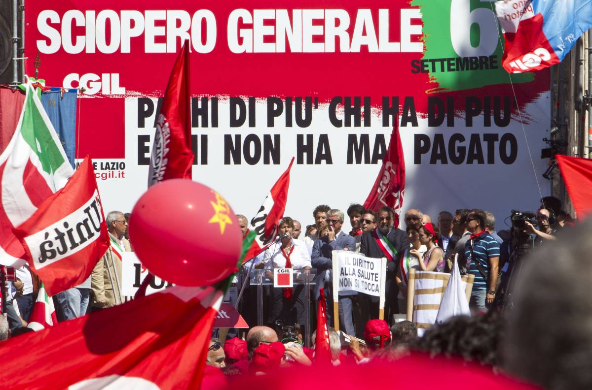 Scontri a Napoli, bombe carta e lancio di uova: 
feriti 8 poliziotti durante la manifestazione