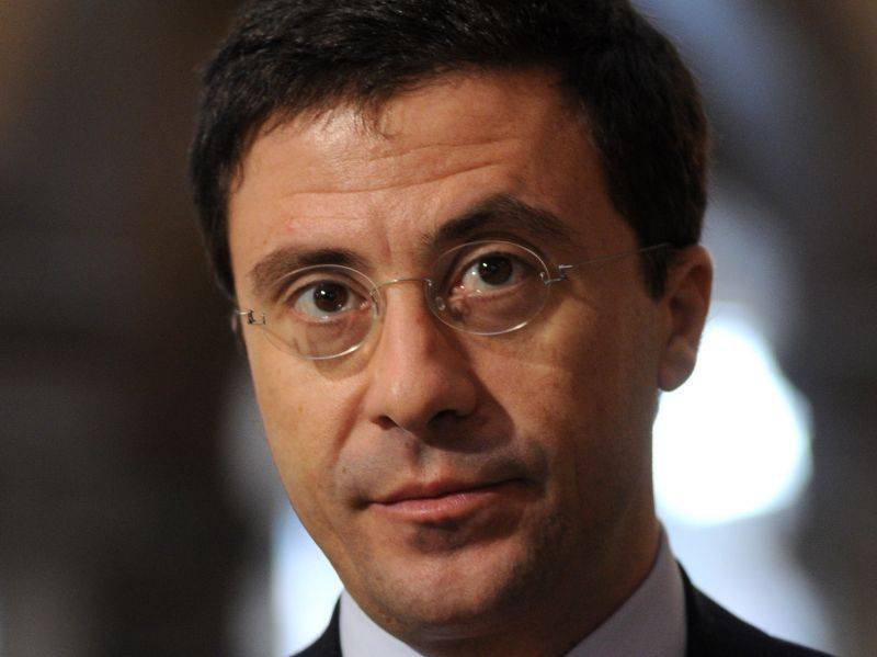 L'Ape Regina e gli sms 
del Bocchino innamorato 
E Italo querela la Began