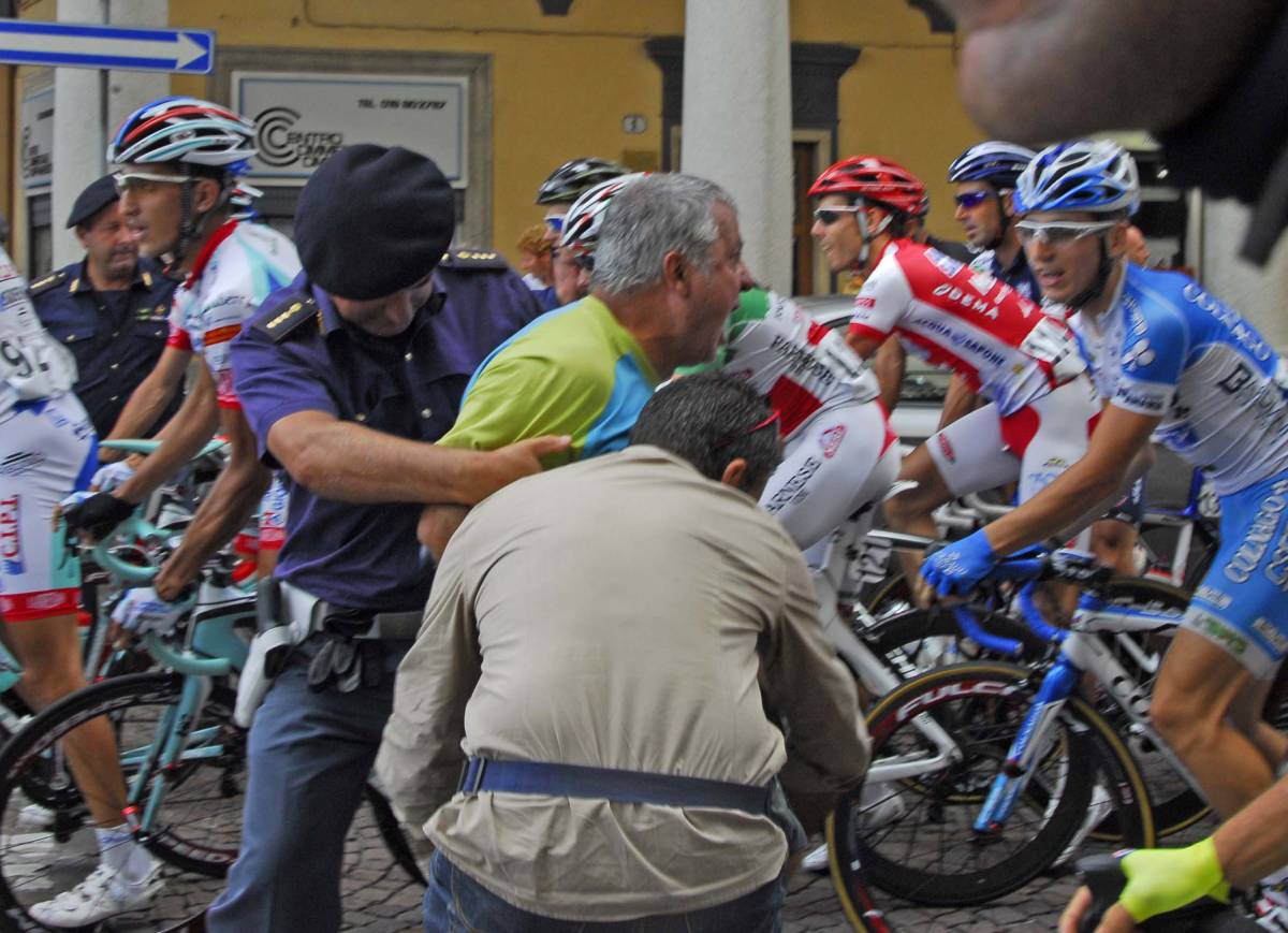 Giro di Padania, ancora problemi per i corridori 
Basso: "Ci hanno insultati e presi a schiaffi"