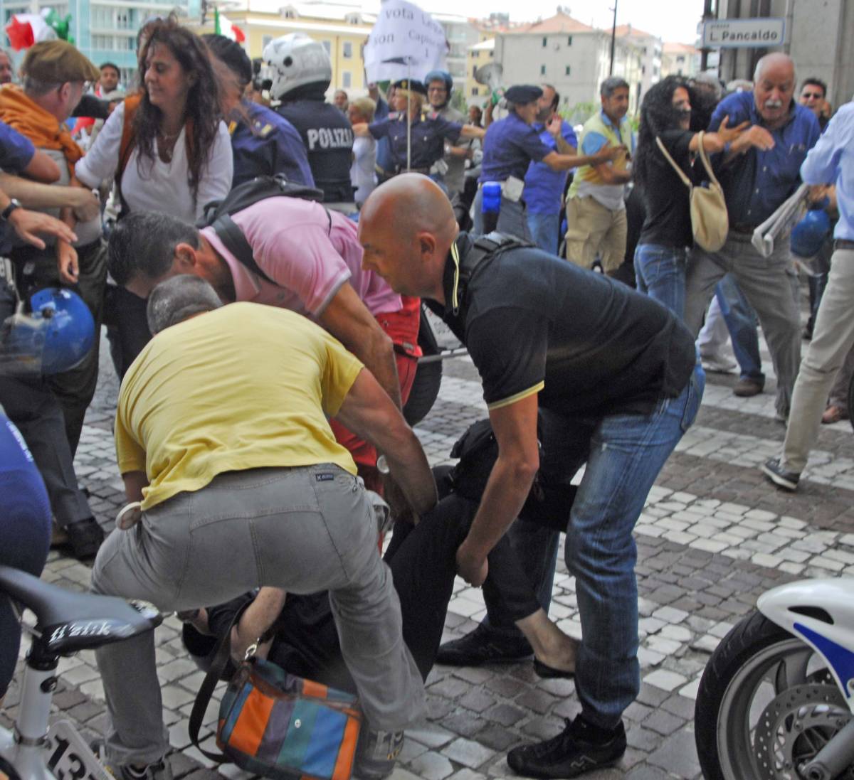Continuano i tafferugli al Giro di Padania: 
Cgil e comunisti tentano di bloccare la corsa