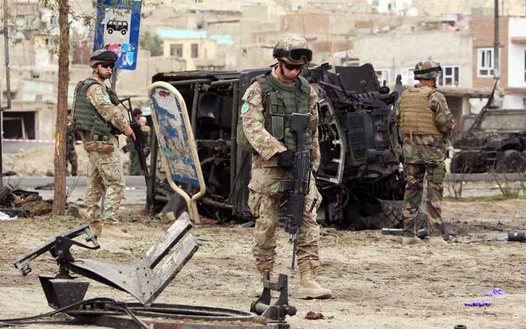 Afghanistan, attacco kamikaze in una base Usa 
Tre morti, tra cui una bimba di 3 anni, 100 feriti