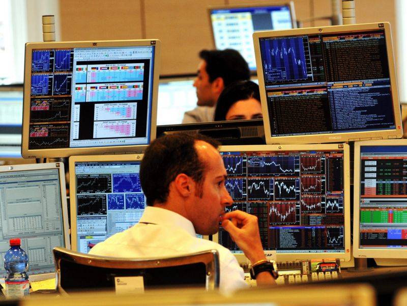 Un altro lunedì nero per le Borse Ue 
Per l'Italia allarme spread Btp-Bund