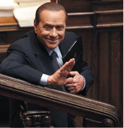 Mercati ancora giù 
Berlusconi va in Europa  
(e scrive ai giudici)