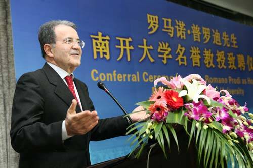Cina, Prodi: "Non ho parlato dei titoli di Stato" 
Ma il professore fa l'ambasciatore di Pechino