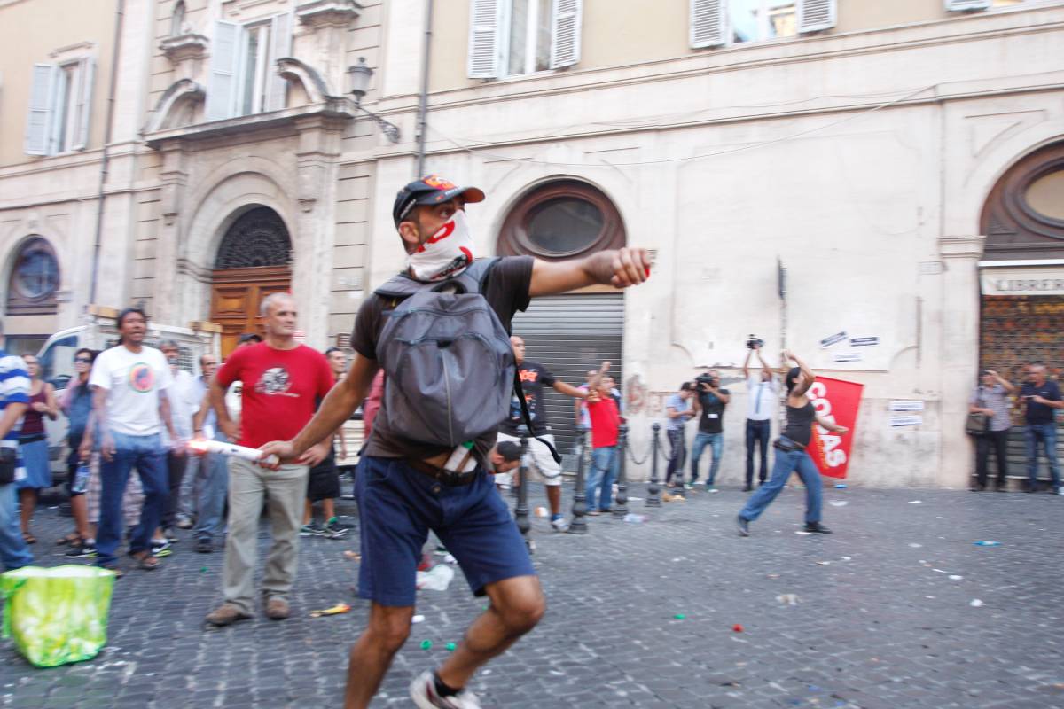 Manovra, sì definitivo dall'Aula 
Proteste, petardi e fumogeni