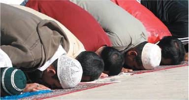 La Francia contro i musulmani: "Fermare preghiere in strada"