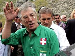 Bossi: "L'Italia va a picco 
e il 2013 è troppo lontano 
Prepariamo la Padania"