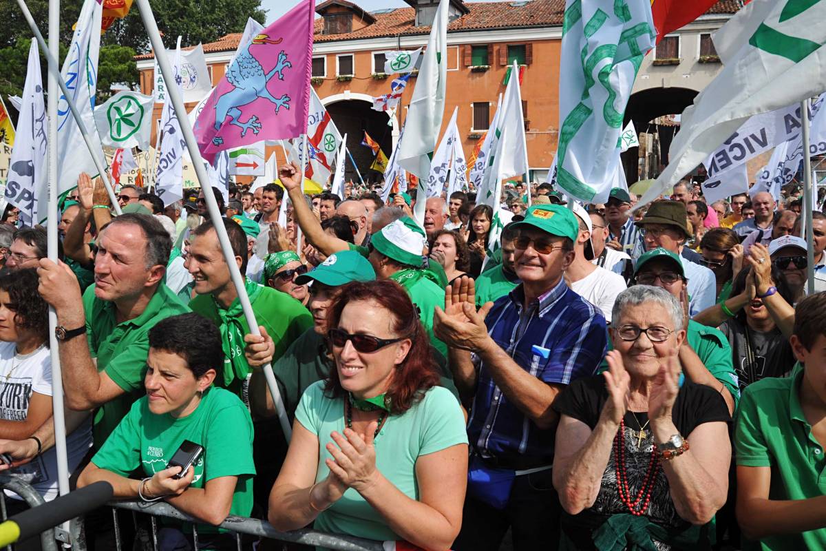 Bossi torna alla secessione: "Referendum per la Padania"