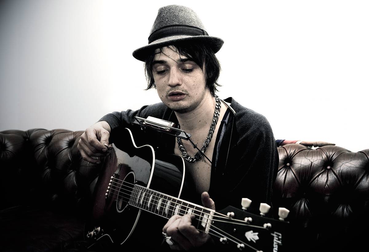 Pete Doherty chiede riforme per l'ambiente: 
"Il governo prenda decisioni radicali e fasciste"